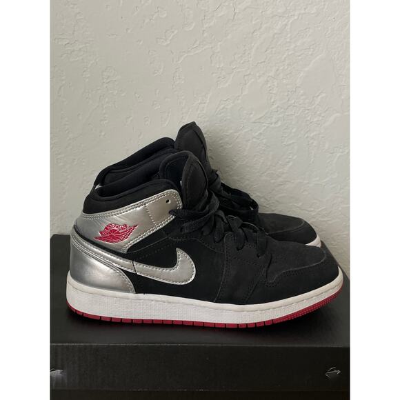 Nike Air Jordan 1 Mid Johnny Kilroy Black Red Silver Youth 4.5 - Picture 6 of 12